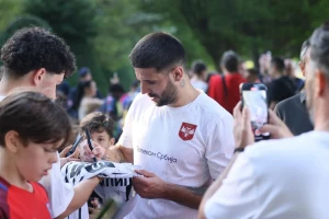 Fudbaleri Srbije odradili trening u parku, Bečlije oduševljene